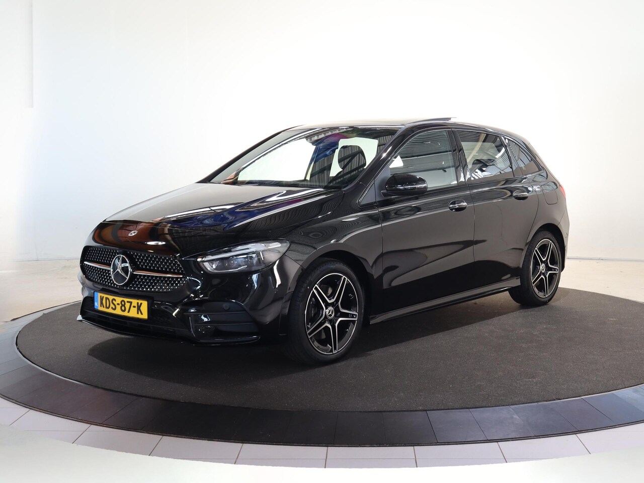 Mercedes-Benz B-klasse - 250e Business Solution AMG | Panoramaschuifdak | Night | Winter pakket | Trekhaak | Stoelv - AutoWereld.nl