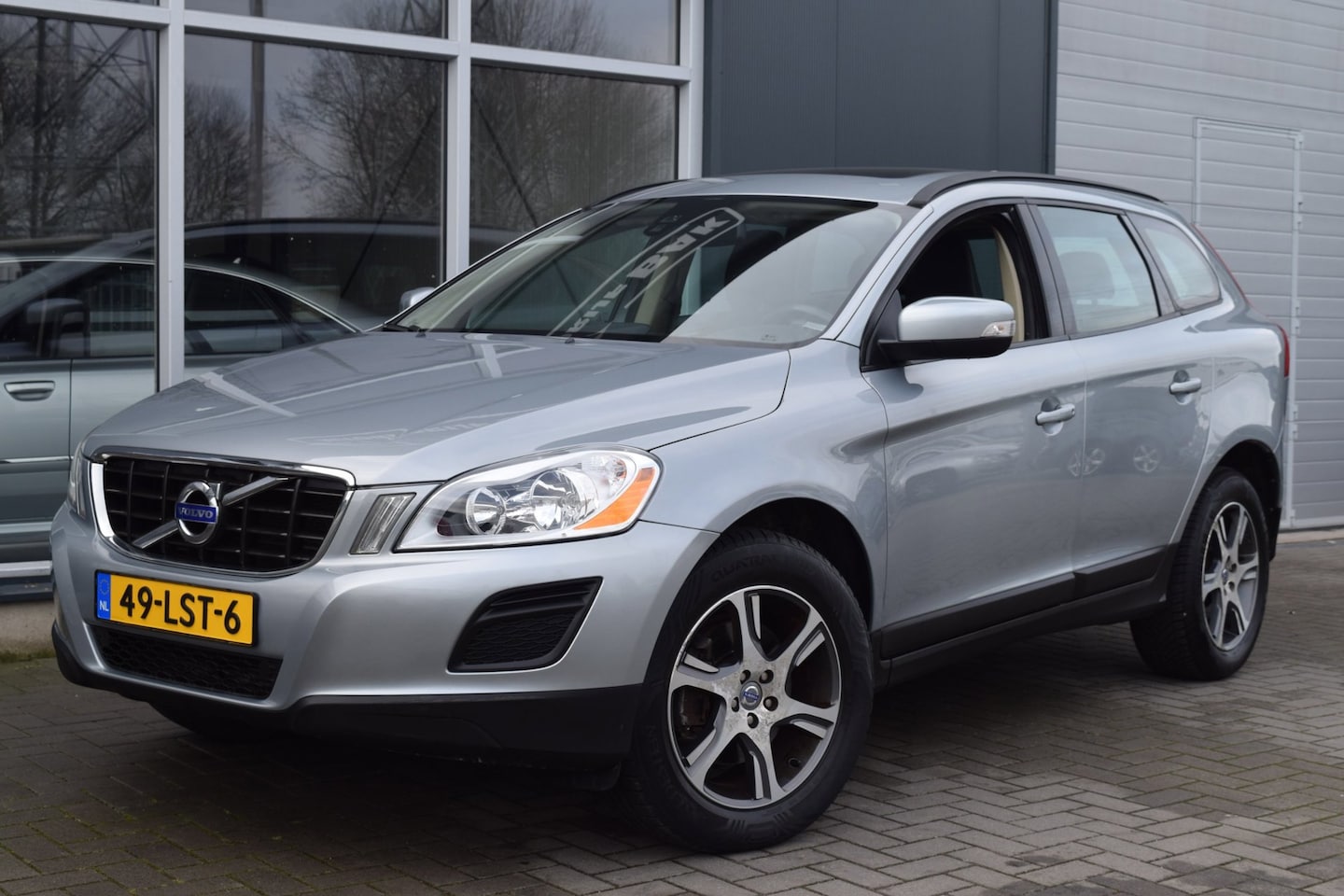 Volvo XC60 - 2.0T Kinetic | Automaat | Pano | NAP + APK 2-2027 ! - AutoWereld.nl