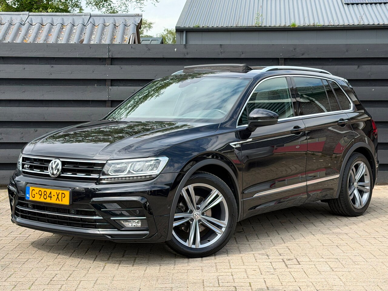 Volkswagen Tiguan - 1.5 TSI R Line I ACC I PANO I Trekhaak I Alcantara - AutoWereld.nl