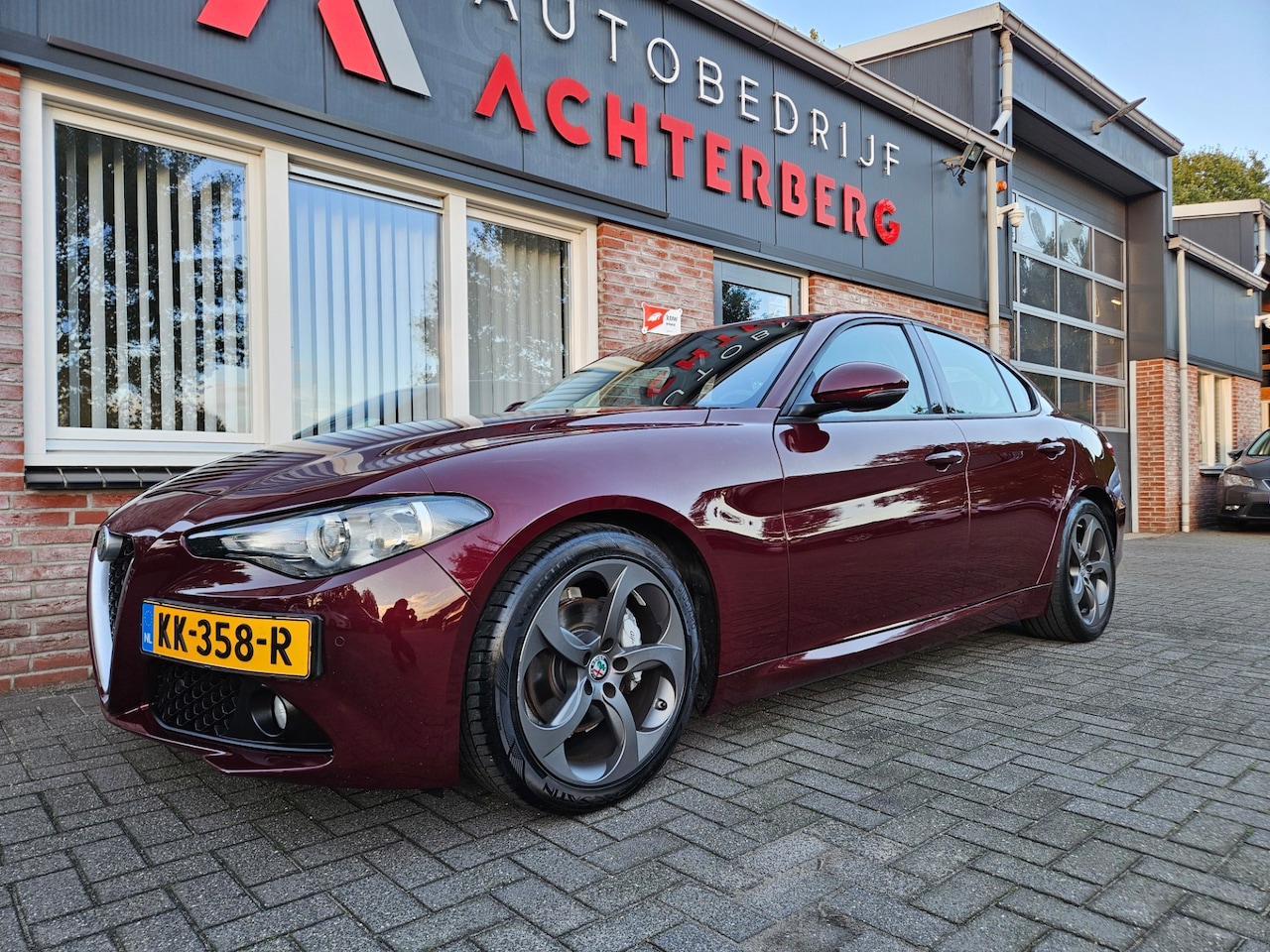Alfa Romeo Giulia - 2.2 Super Automaat! Leer! NAP! Mooie/Nette Auto! Camera! 180PK! Navigatie! - AutoWereld.nl