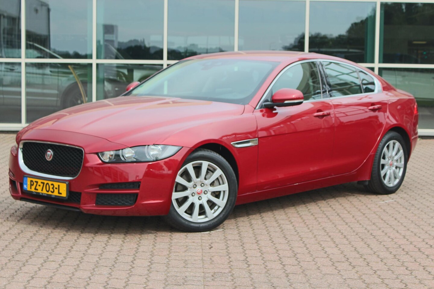 Jaguar XE - 2.0 Prestige AWD LET OP 4x4 250PK, 1e eig. door „De Uiver” Nieuwe motor gemonteerd - AutoWereld.nl