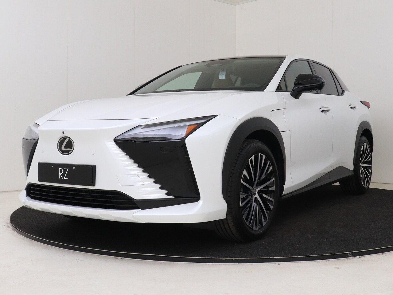 Lexus RZ - 350e Luxury Line 77 kWh | 20" Velgen | Head Up Display | Panoramadak | Verhuur - AutoWereld.nl