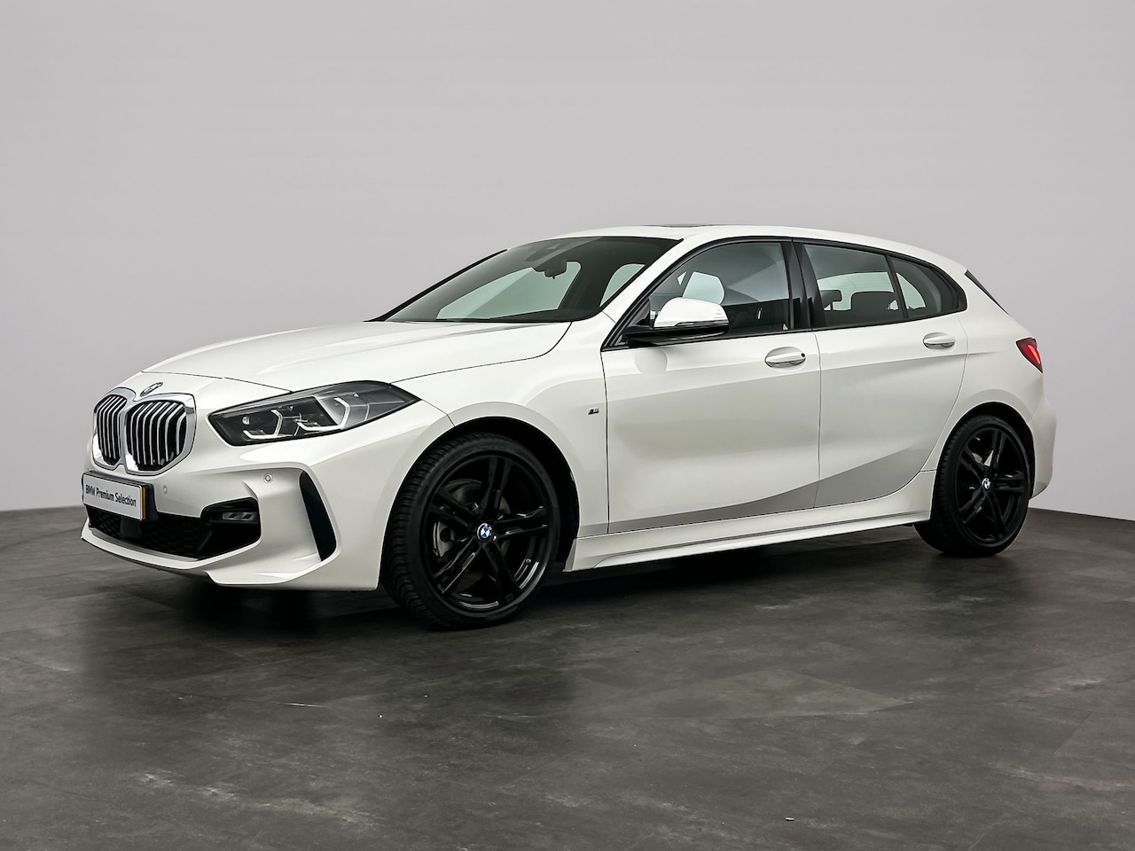 BMW 1-serie - 118i High Executive M-Sport | Model M Sport | Glazen panoramadak | DAB-tuner | HiFi Syste - AutoWereld.nl