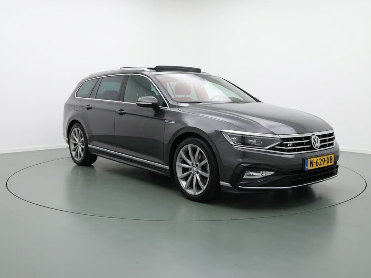 Volkswagen Passat Variant - 1.5 TSI R-Line | Geen import | Panoramadak | Camera - AutoWereld.nl