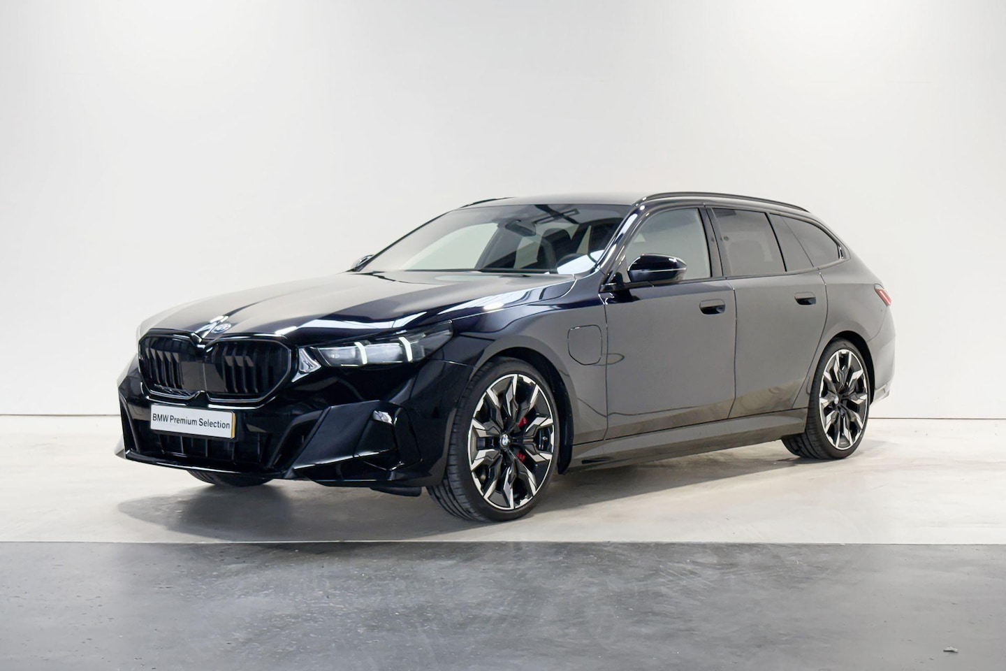 BMW 5-serie Touring - 550e xDrive Innovations Pack M Sportpakket Pro M-Stoelen Special Request kleur Jerez Zwart - AutoWereld.nl