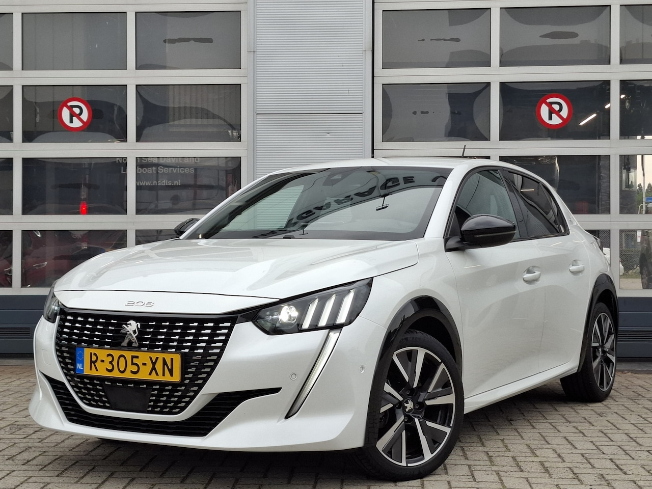 Peugeot 208 - 1.2 PureTech Allure Pack | Navigatie/Android/Apple Carplay | LM Velgen 16" | Cruise Contro - AutoWereld.nl