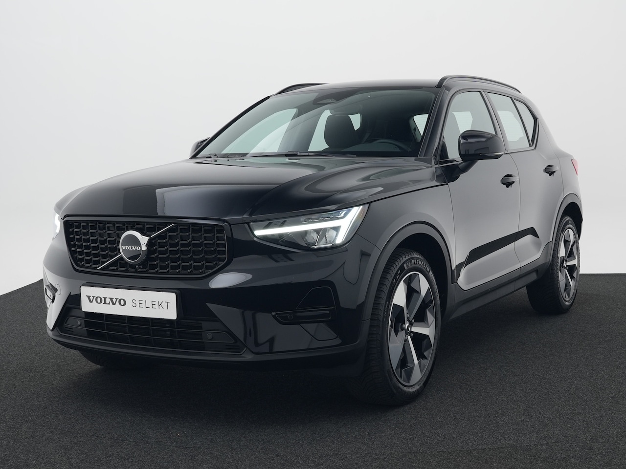 Volvo XC40 - B4 Plus Dark | Harman/Kardon | Adaptive Cruise | BLIS | Trekhaak | Camera | Elek Stoel | K - AutoWereld.nl