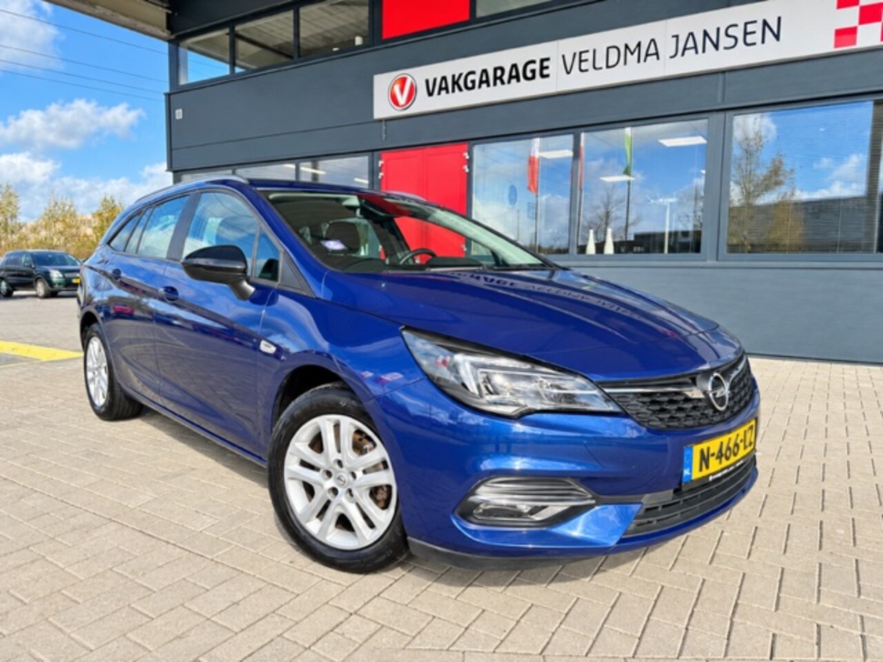 Opel Astra Sports Tourer - 1.2 BUSINESS EDITION + AIRCO/PDC/NAVI/VERW. STOELEN EN STUUR - AutoWereld.nl
