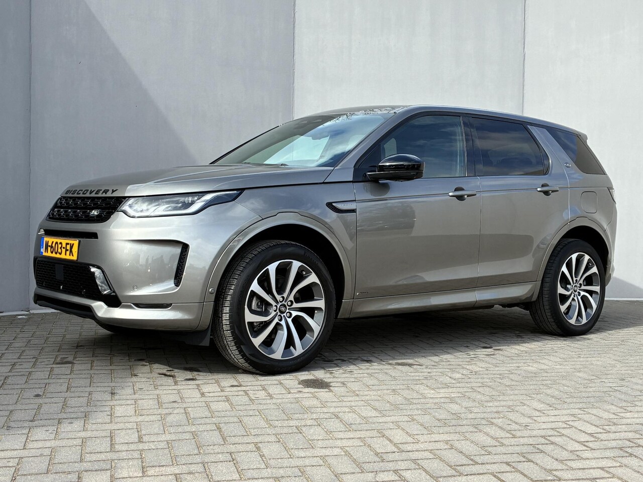 Land Rover Discovery Sport - P300e 1.5 R-Dynamic HSE / Dealer Onderhouden / NL auto / Afneembare Trekhaak (1.600KG) / P - AutoWereld.nl