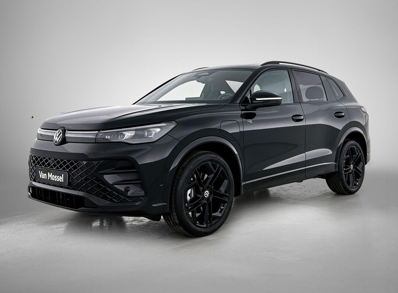 Volkswagen Tiguan - 1.5 eHybrid R-Line Edition 204 PK Plug in Hybride | Panoramadak | Black Style | Apple Carp - AutoWereld.nl
