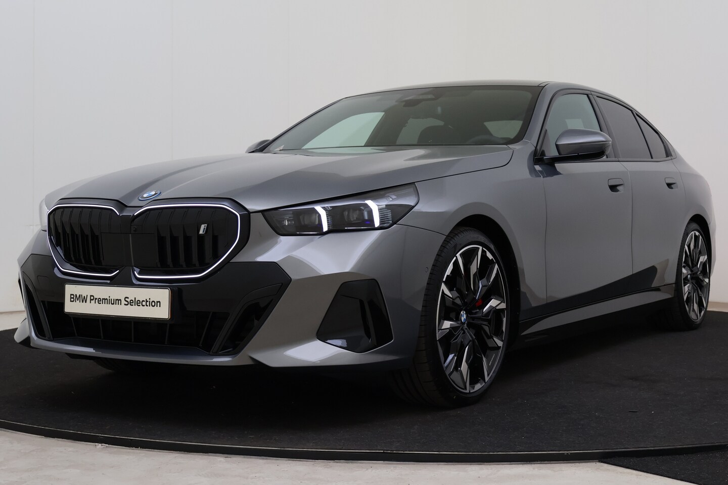 BMW i5 - eDrive40 M Sport / Trekhaak / Panoramadak / Comfortstoelen / Adaptieve LED / Harman-Kardon - AutoWereld.nl