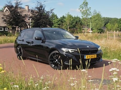 BMW 3-serie Touring - 318i | Facelift model | Apple Carplay | Parkeersensoren | Sportstoelen | 19 Inch | NL-Auto