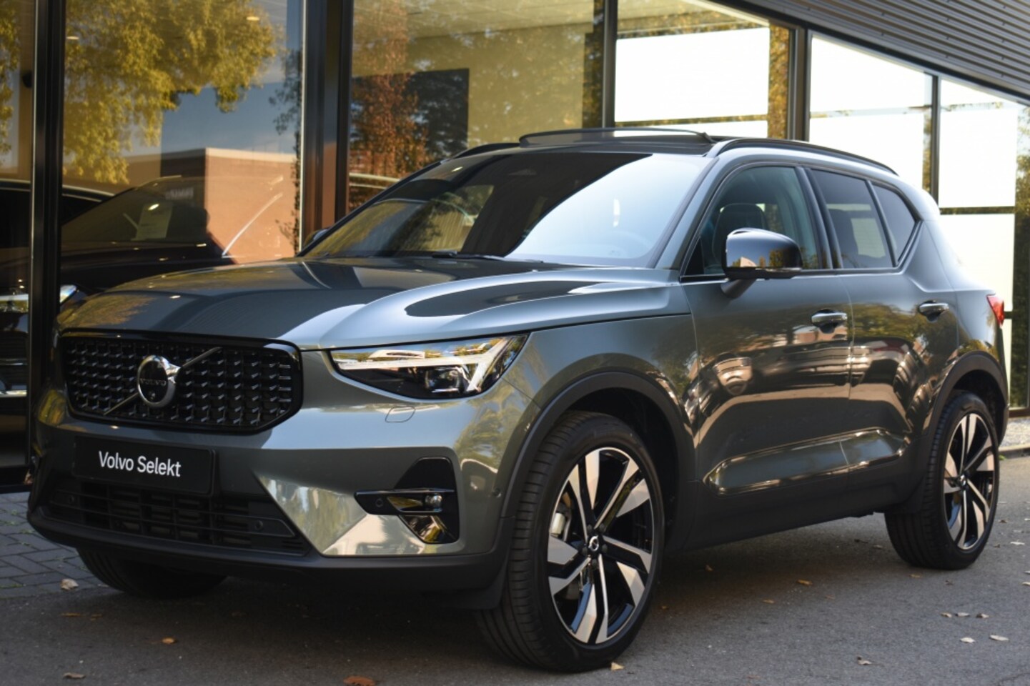 Volvo XC40 - B4 197pk Plus Dark | Lounge | Lighting | Trekhaak | Schuifdak - AutoWereld.nl