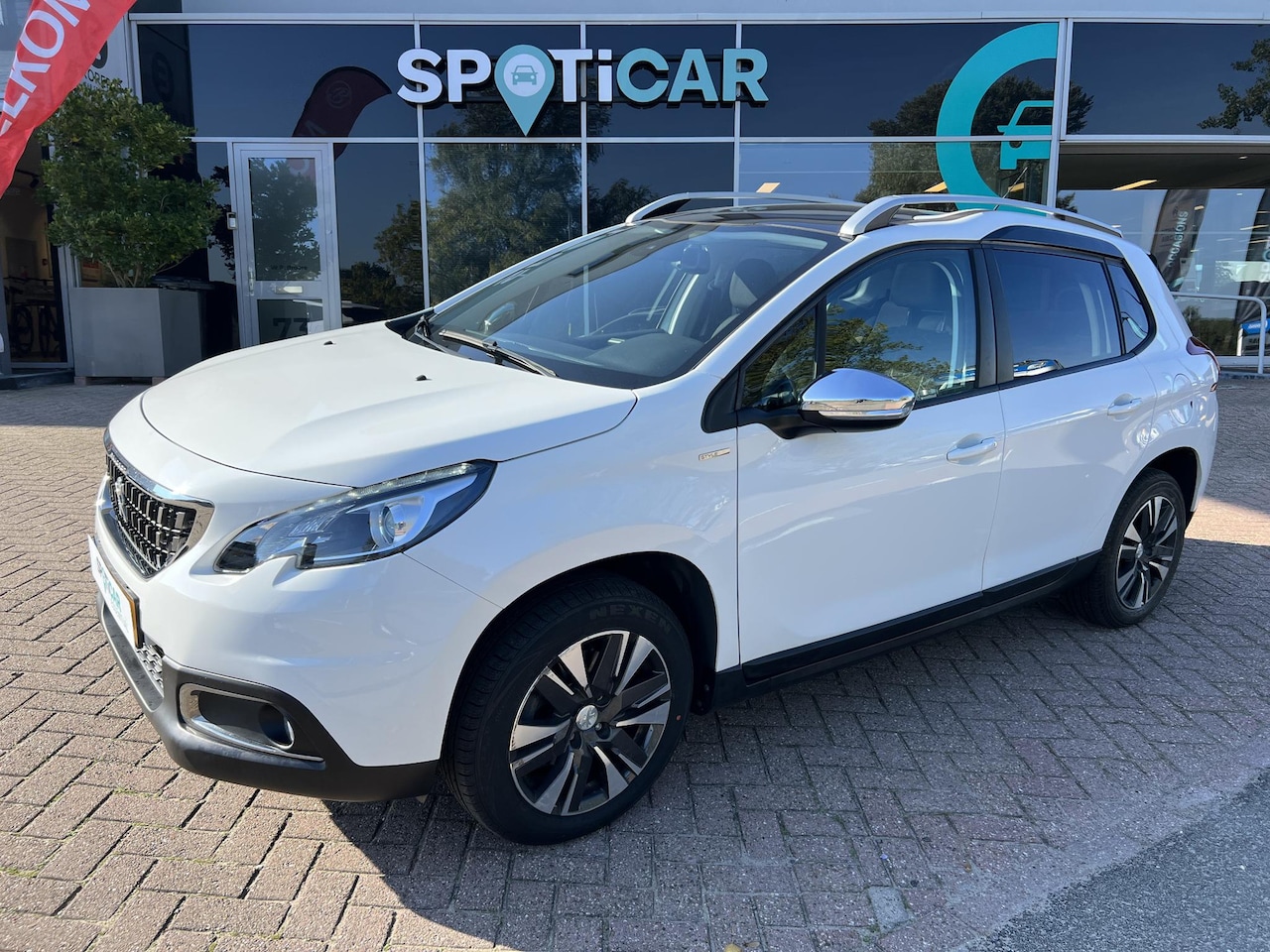 Peugeot 2008 - 1.2 Turbo 110 Style EAT6 Automaat | afneembare trekhaak - AutoWereld.nl