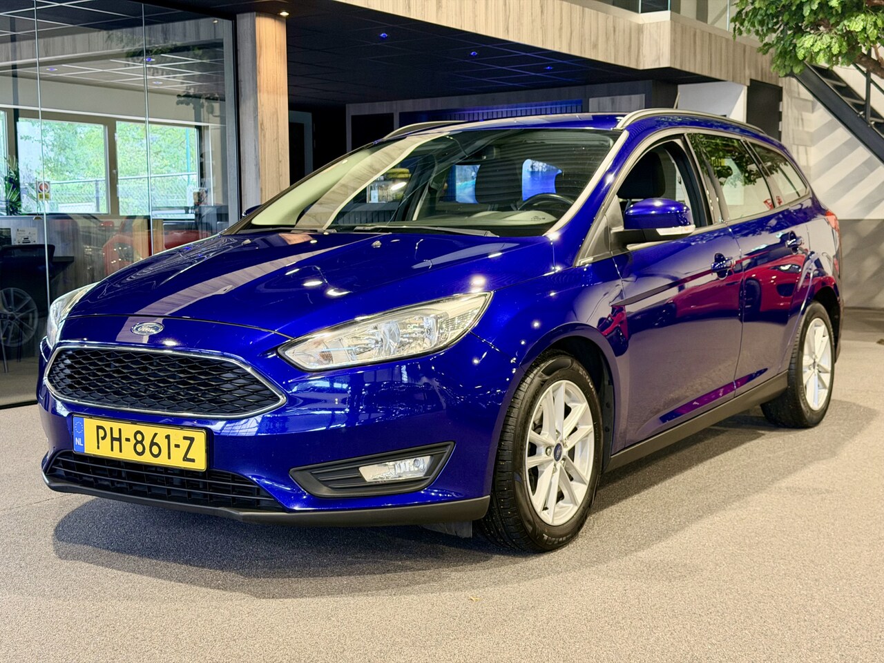 Ford Focus Wagon - 1.0 Lease Edition Navigatie | Airco | Cruise - AutoWereld.nl