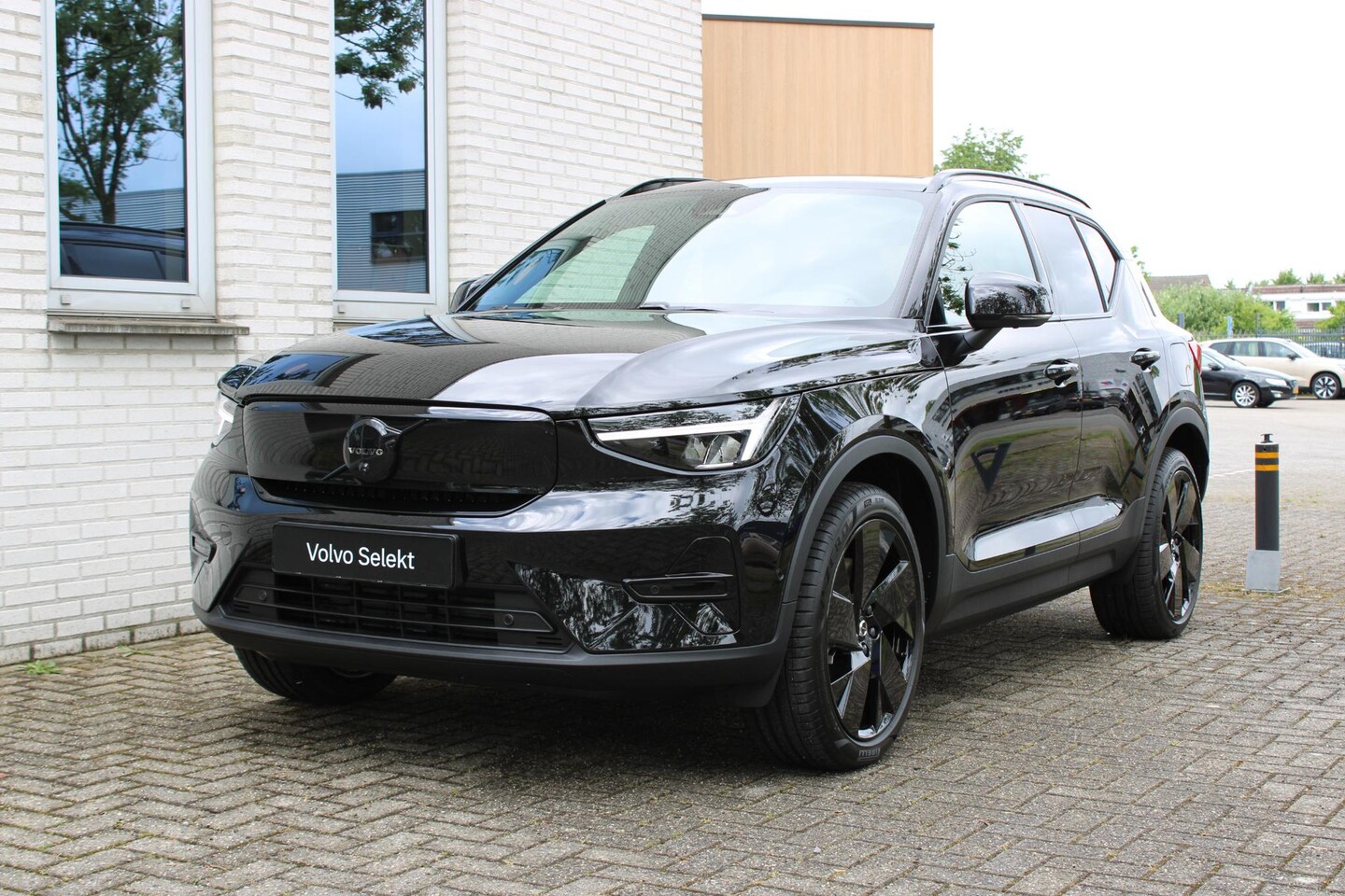 Volvo EX40 - Single Motor Ext. Range Ultra Black Edition Europa | Demo deal | Extra getint glas achter - AutoWereld.nl