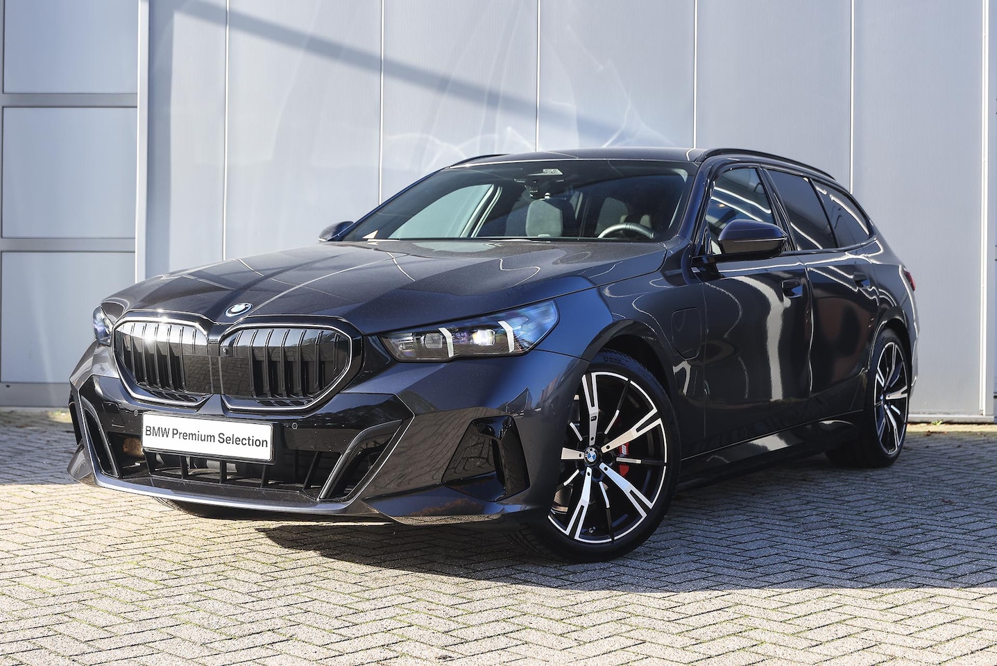 BMW 5-serie Touring - 530e M Sport Automaat / Trekhaak / Comfort Access / Bowers & Wilkins / Adaptieve LED / Par - AutoWereld.nl
