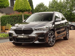 BMW X1 - sDrive20i M-Sport | HUD | Trekhk | Camera | Carplay | 19 inch Unieke kmstand