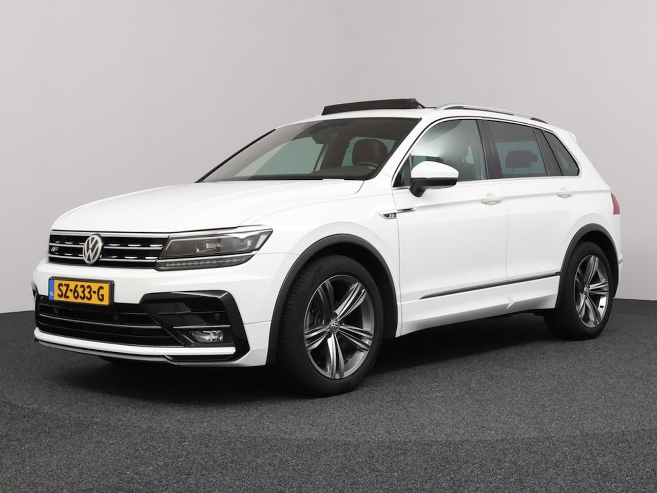 Volkswagen Tiguan - 1.4 TSI ACT Highline R-line Panodak | Dynaudio | Trekhaak | Virtual Cockpit - AutoWereld.nl