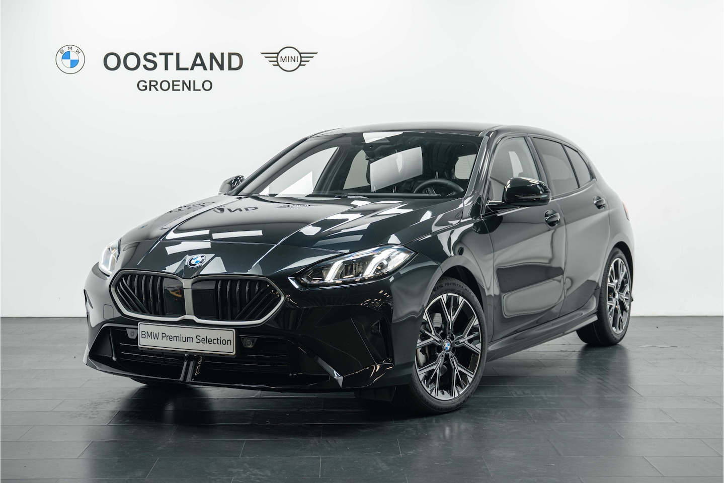 BMW 1-serie - 120 M Sport Automaat / Sportstoelen / M Adaptief onderstel / Achteruitrijcamera / Stuurver - AutoWereld.nl