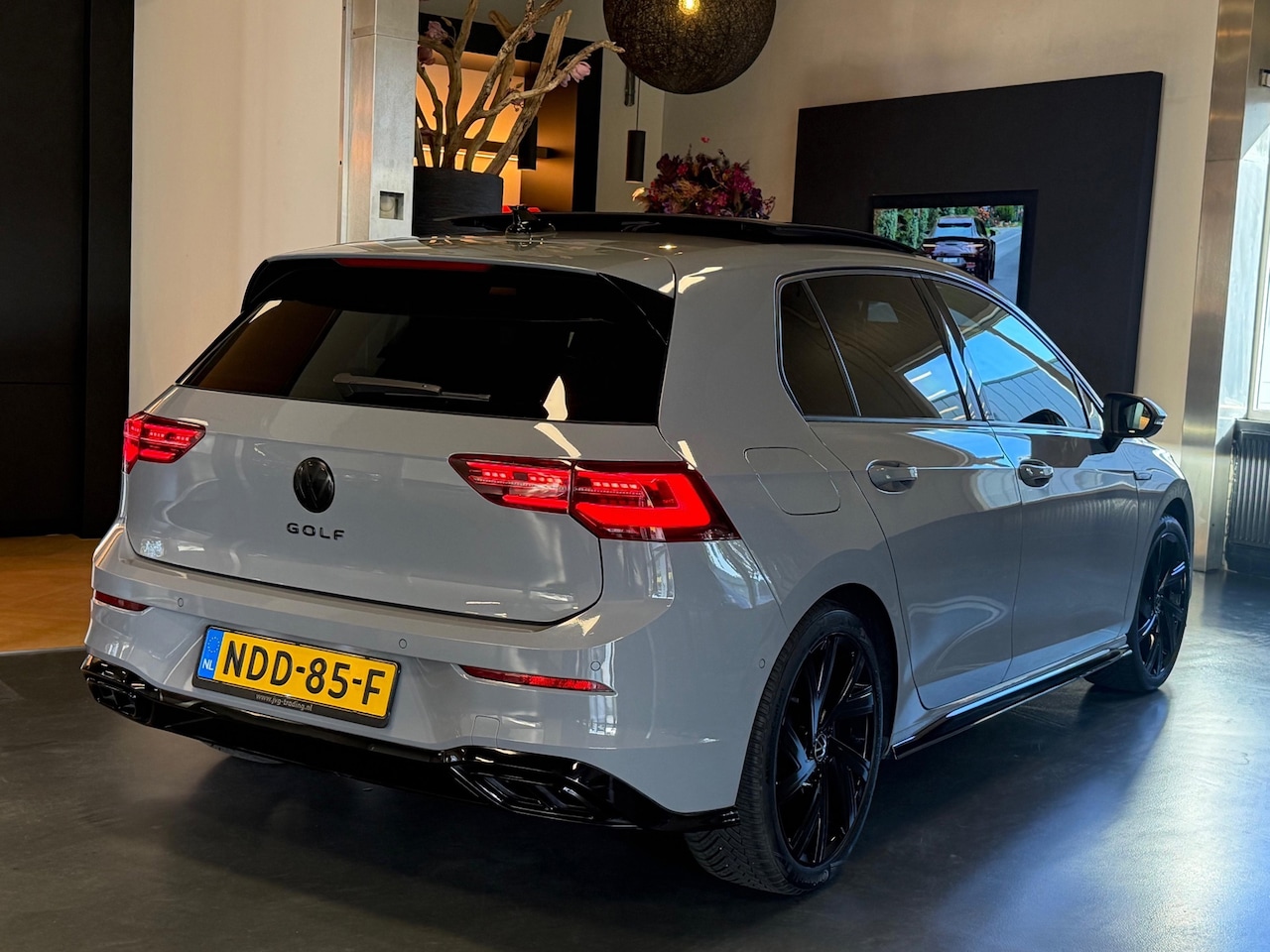 Volkswagen Golf - 1.5 eTSI R-Line Panorama HarmanK Achteruitrijcamera - AutoWereld.nl