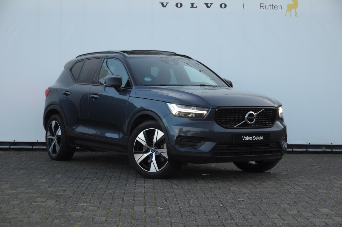 Volvo XC40 - T5 262PK Automaat Recharge R-Design / Panoramadak / Trekhaak / Elektrische achterklep / Ke - AutoWereld.nl