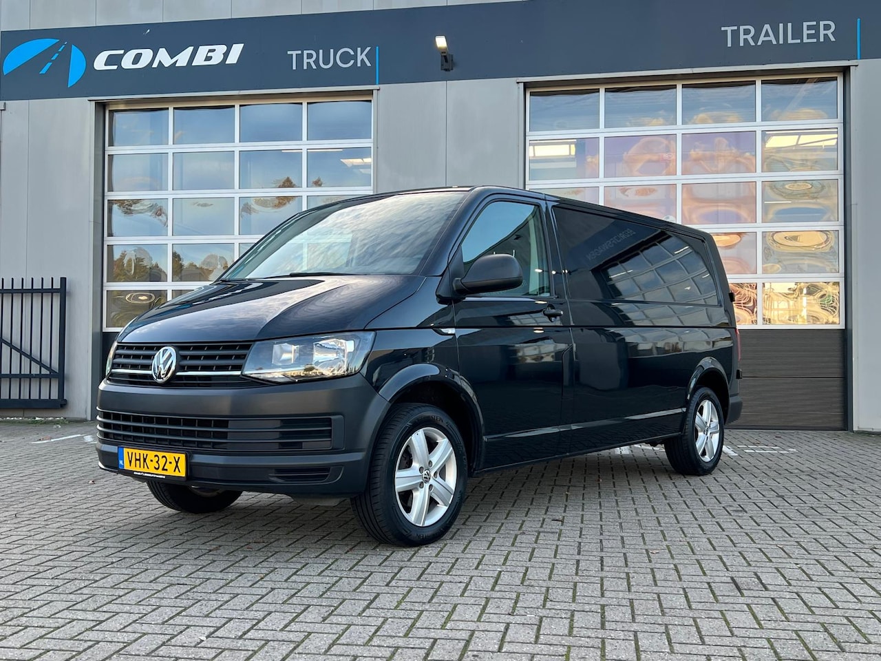 Volkswagen Transporter - 2.0 TDI L2H1 > Trekhaak/Cruise control/17 inch - AutoWereld.nl