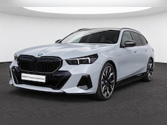 BMW 5-serie Touring - 530e M Sport Automaat / Panoramadak / Trekhaak / Bowers & Wilkins / Adaptieve LED / Parkin