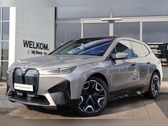 BMW iX - xDrive40 / Sportpakket / Panoramadak Sky Lounge / Trekhaak / Laserlight / Soft-Close / Par