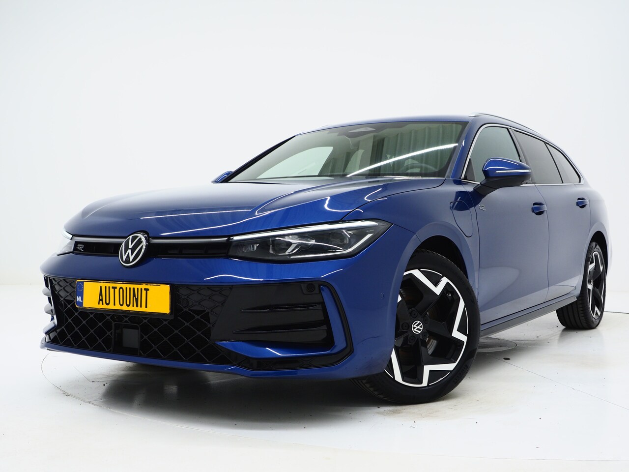 Volkswagen Passat Variant - 1.5 eHybrid R-Line Black | 5 Jaar Garantie | Leder | Stoelventilatie | Trekhaak | Massage - AutoWereld.nl
