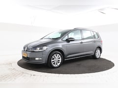 Volkswagen Touran - 1.6 TDI SCR Connected Series 7p 7 persoons, Stoelverwarming Trekhaak, Automaat, Navigatie