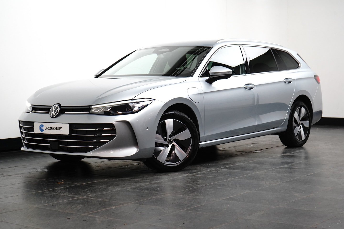 Volkswagen Passat Variant - 1.5 eHybrid 204PK DSG-6 Business | TREKHAAK | HUD | NAVIGATIE | STUUR + STOELVERW. | MASSA - AutoWereld.nl