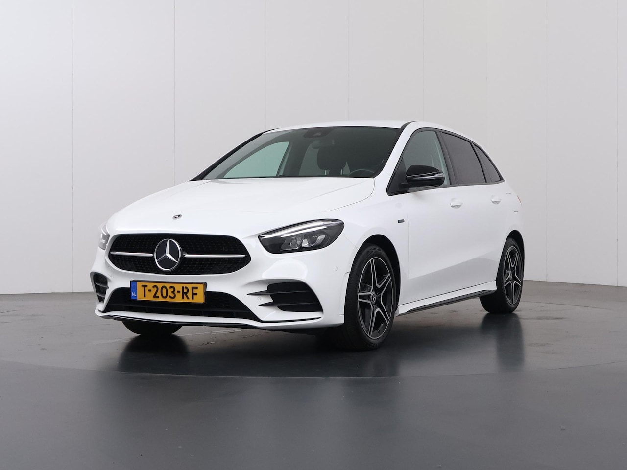 Mercedes-Benz B-klasse - 250 e | AMG | Night | Trekhaak | Sfeerverlichting | Stoelverwarming | Apple Carplay | Sfee - AutoWereld.nl