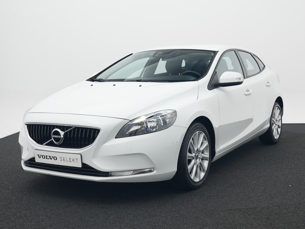 Volvo V40 - 2.0 T2 Nordic | Cruise Control | Airco | 17" Lichtmetalen velgen | Radio | Trekhaak - AutoWereld.nl