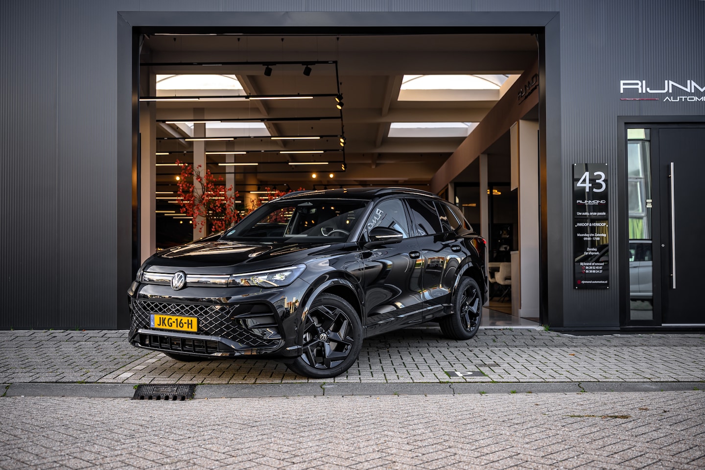 Volkswagen Tiguan - 1.5 eHybrid R-Line Edition 272 Pk|Massage |Pano |Trekhaak|360-Camera| Acc | Lane-Assist - AutoWereld.nl