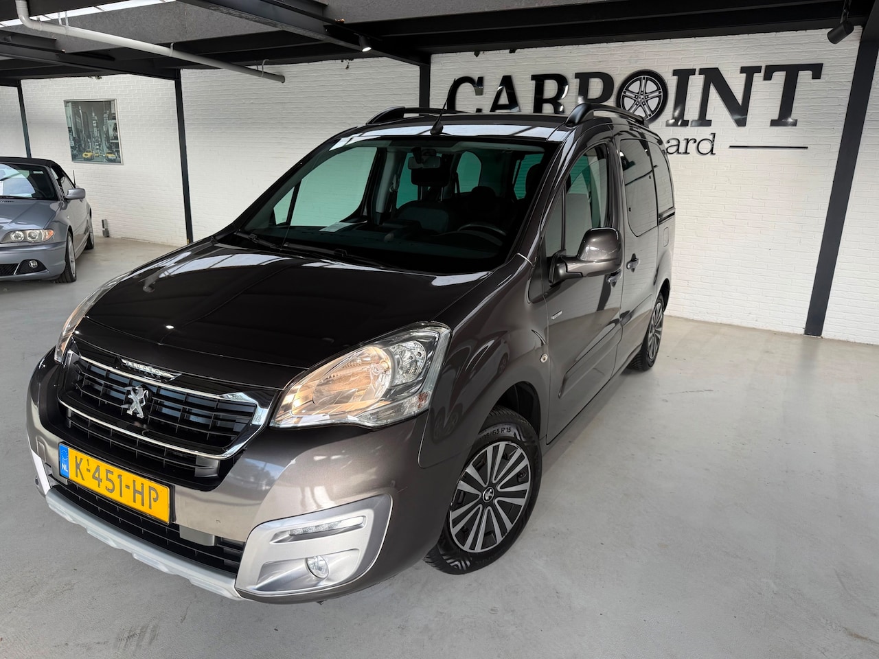 Peugeot Partner Tepee - 1.2 PureTech Allure 2018 Apk Mei 2027 Navi Cruise Airco Trekhaak Pdc NAP Deal O.H - AutoWereld.nl