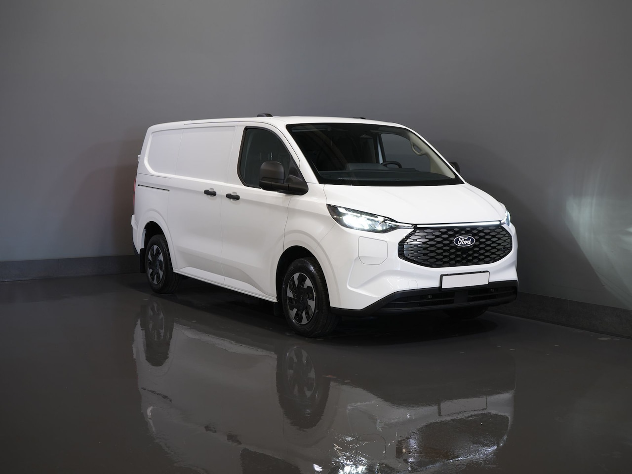 Ford Transit Custom - E-Transit Trend 65 kWh 330 km WLTP Garantie t/m 2029/ LED/ Standkachel/ Snellader/ 2.3t Tr - AutoWereld.nl