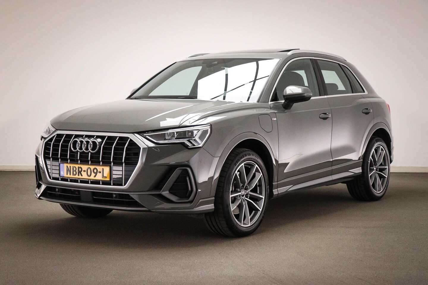 Audi Q3 - 45 TFSI e S edition | PANORAMADAK | HALF LEDER | STUURVERWARMING | TREKHAAK | 19" - AutoWereld.nl