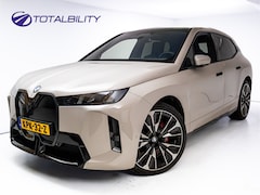 BMW iX - xDrive45 101 kWh M-Sport | Pano | Elec. Trekhaak | Luchtvering | Verlichte gril | Stoelver