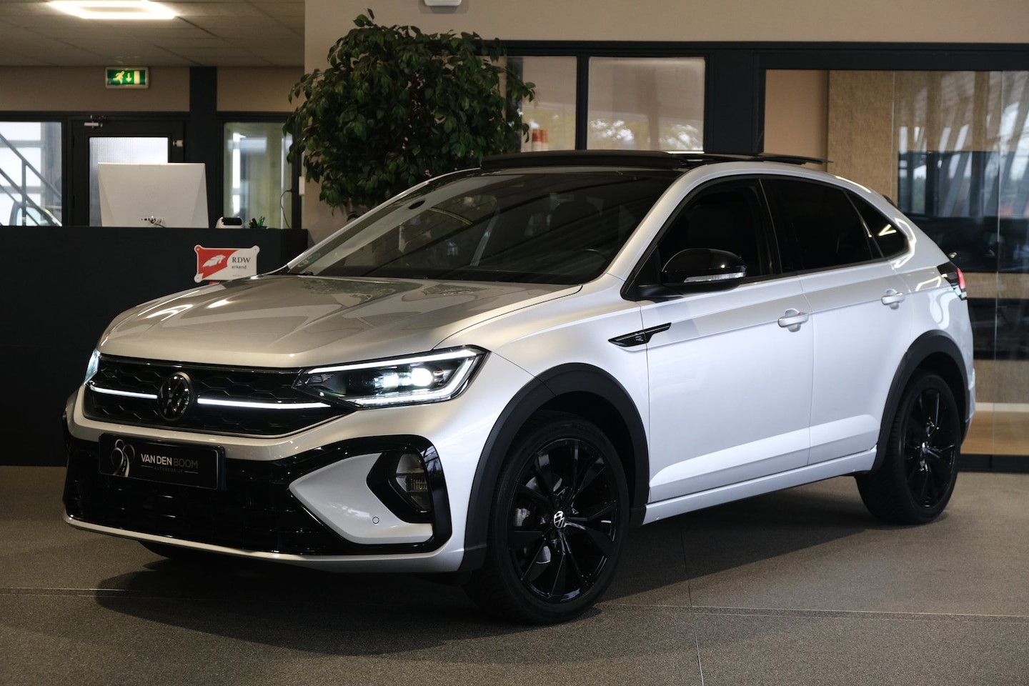 Volkswagen Taigo - 1.0 TSI 2x R-Line 110PK DSG Pano Black Style Beats Matrix Cam Virtual Navi - AutoWereld.nl