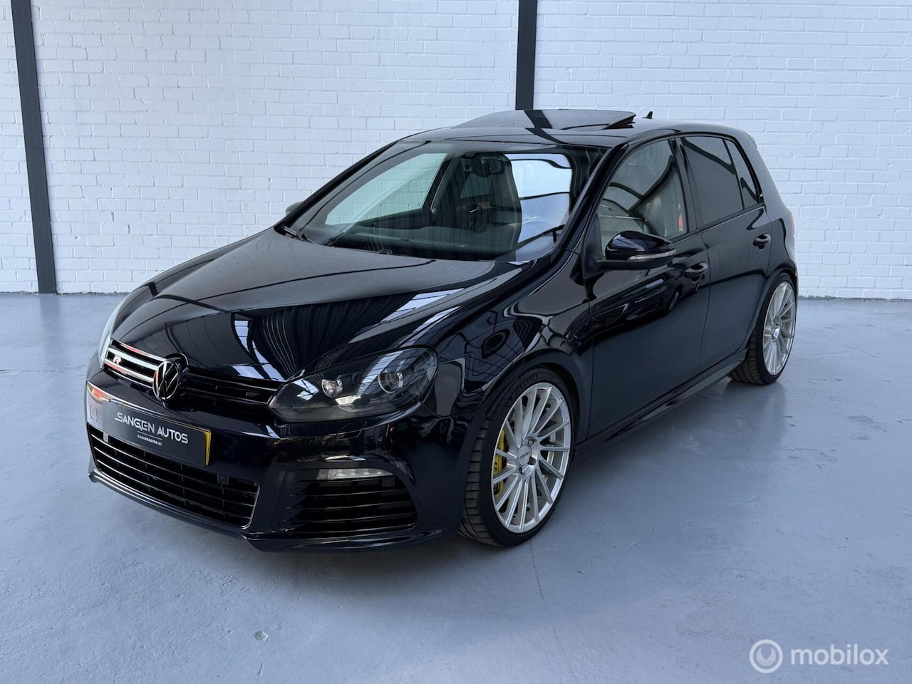 Volkswagen Golf - 2.0 R 4-Motion Pano 19 inch Leer Stage2 - AutoWereld.nl