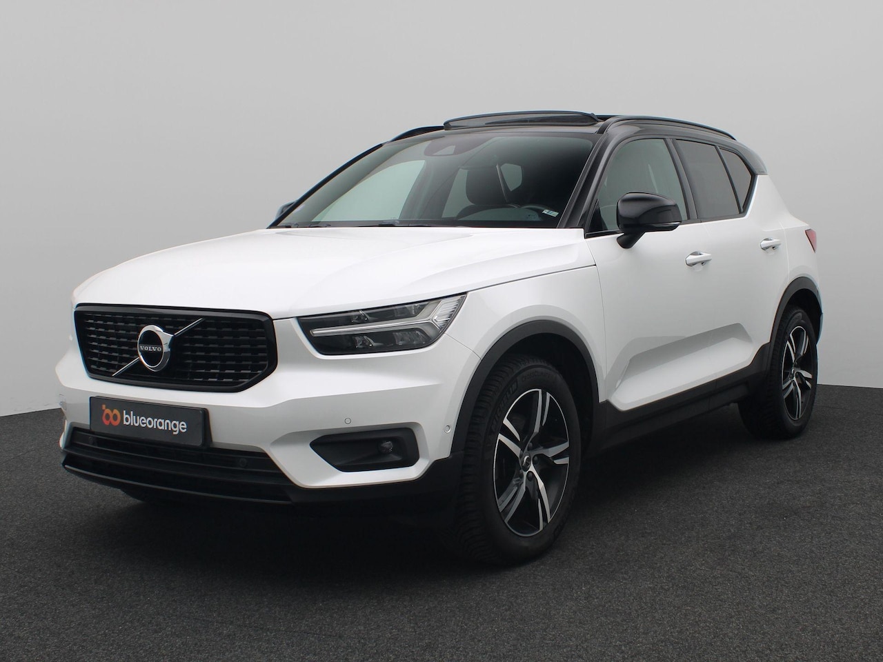 Volvo XC40 - 2.0 T4 R-Design 190PK Aut. Panoramadak, Trekhaak, Side Assist, Adaptieve Cruise Control, 1 - AutoWereld.nl