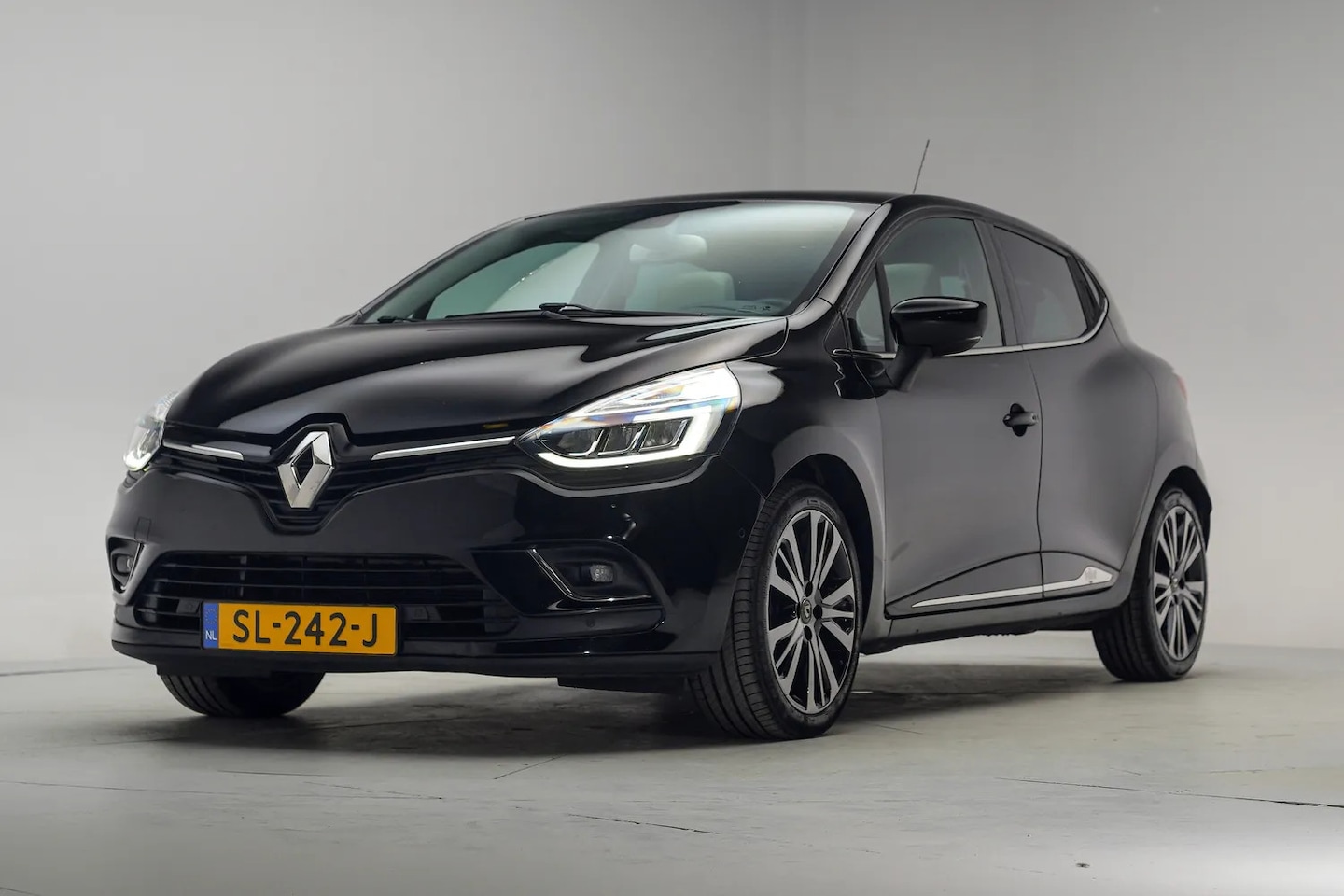 Renault Clio - 1.2 TCe Initiale Paris Aut. [ Panoramadak Leer Camera Stoelverwarming Clima ] - AutoWereld.nl