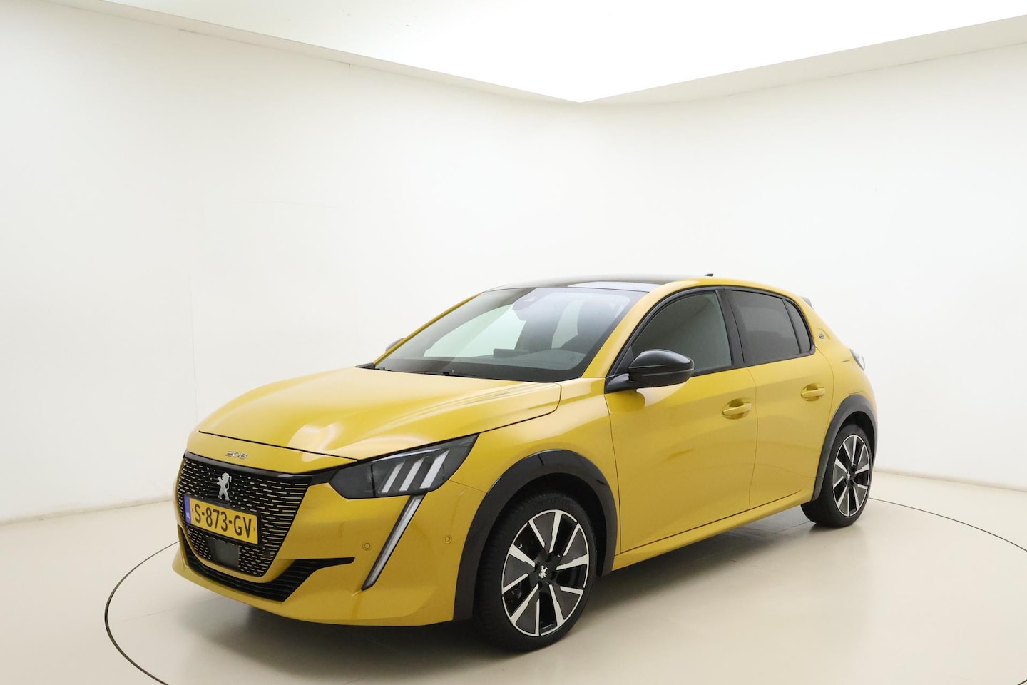 Peugeot e-208 - EV GT Pack 50 kWh SOH 93%! l 3-Fase l Alcantara l Stoelverwarming l Apple Carplay & Androi - AutoWereld.nl