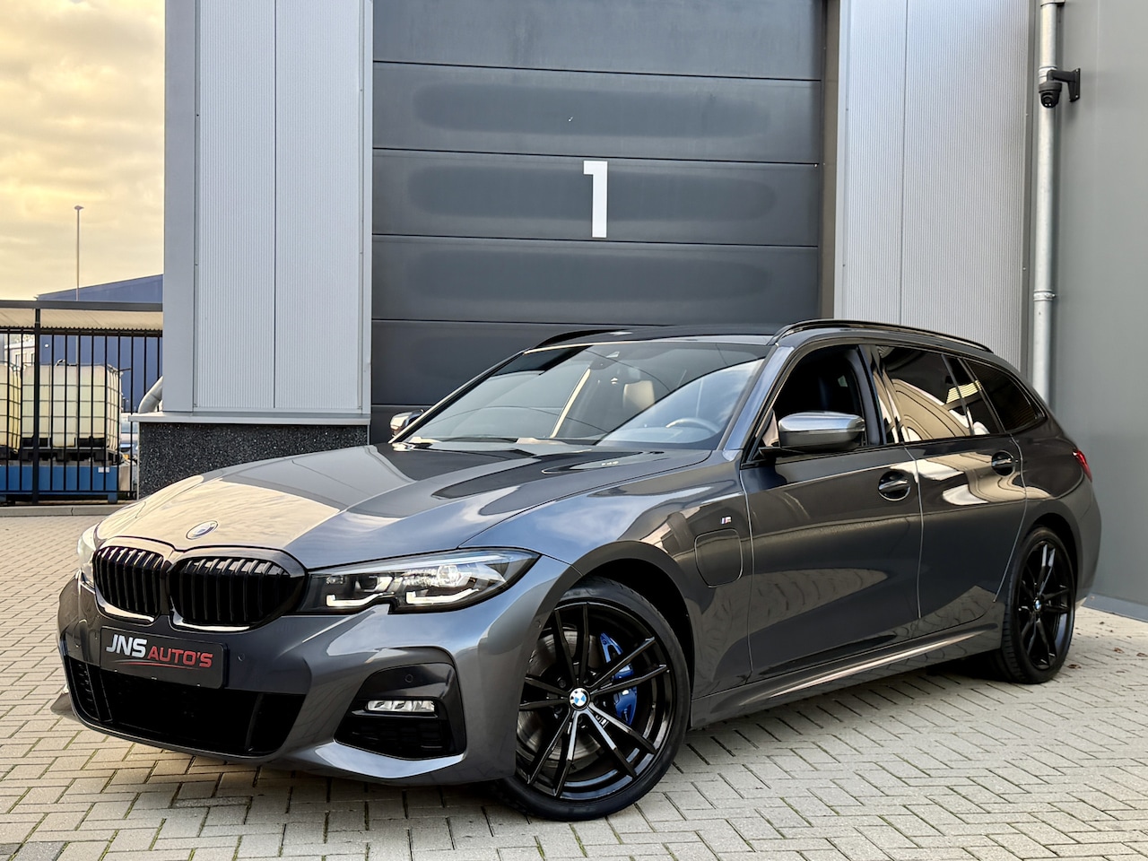 BMW 3-serie Touring - 330e *M-Sport* Mineralgrau / Black Edition / Apple Carplay / Stoelverwarming / Leder/Alcan - AutoWereld.nl