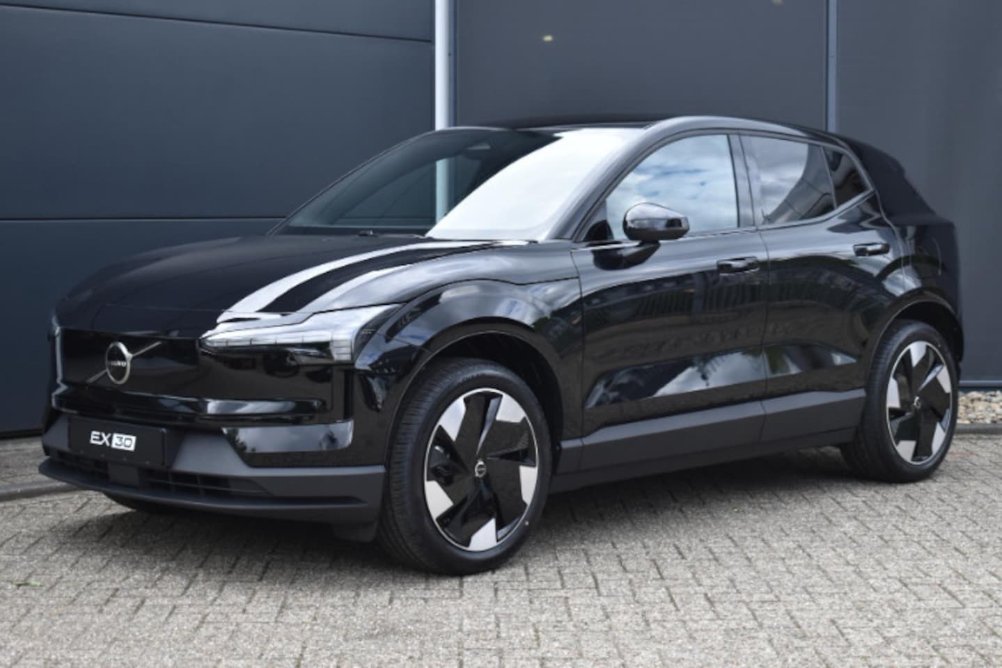 Volvo EX30 - Single Motor Extended Range Plus 69 kWh | Verwarmbare voorstoelen en stuurwiel | Warmtepom - AutoWereld.nl