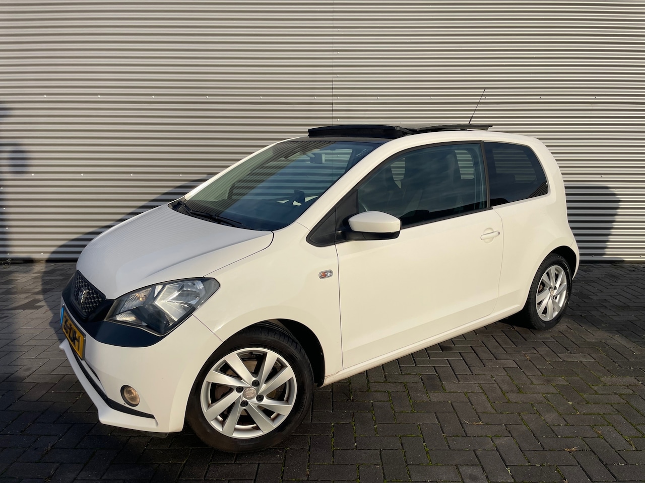 SEAT Mii - 1.0 Style Sport met pano / cruise / navi / lmv - AutoWereld.nl
