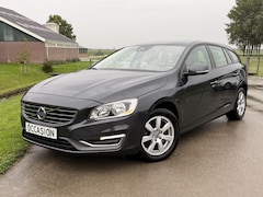 Volvo V60 - 2.0 T5 Kinetic RIEM V.V. | ADAPT. CRUISE | TREKHAAK | D-O | NAVIGATIE | LEER | NL-AUTO