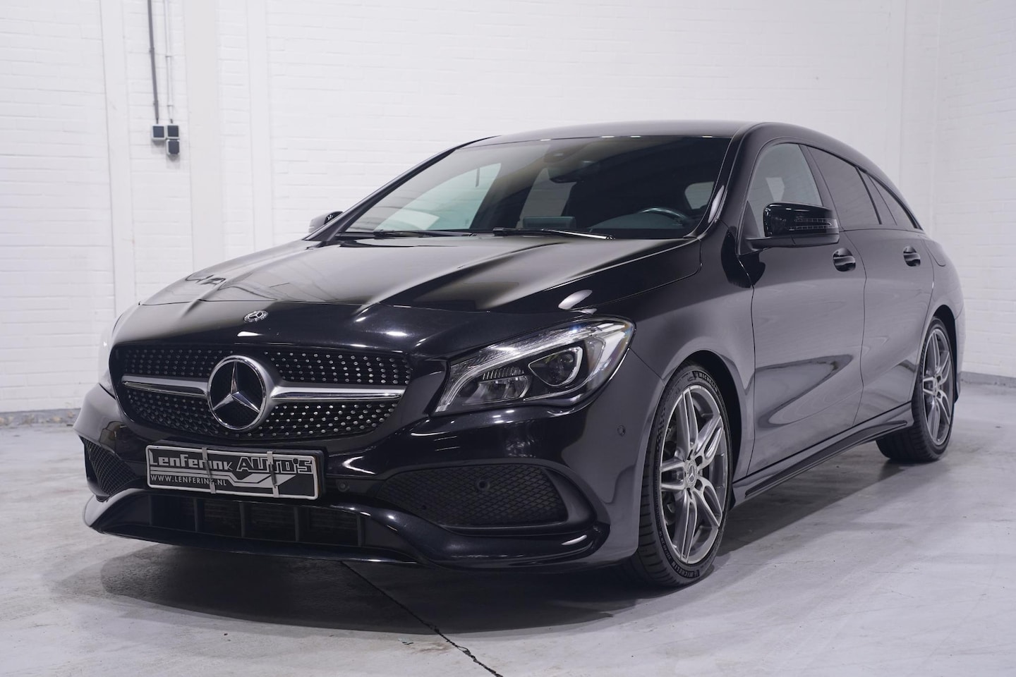 Mercedes-Benz CLA-klasse Shooting Brake - 180 Business Solution AMG NL-auto NAP navigatie half lederen sportstoelen 18"-lmv apple-ca - AutoWereld.nl