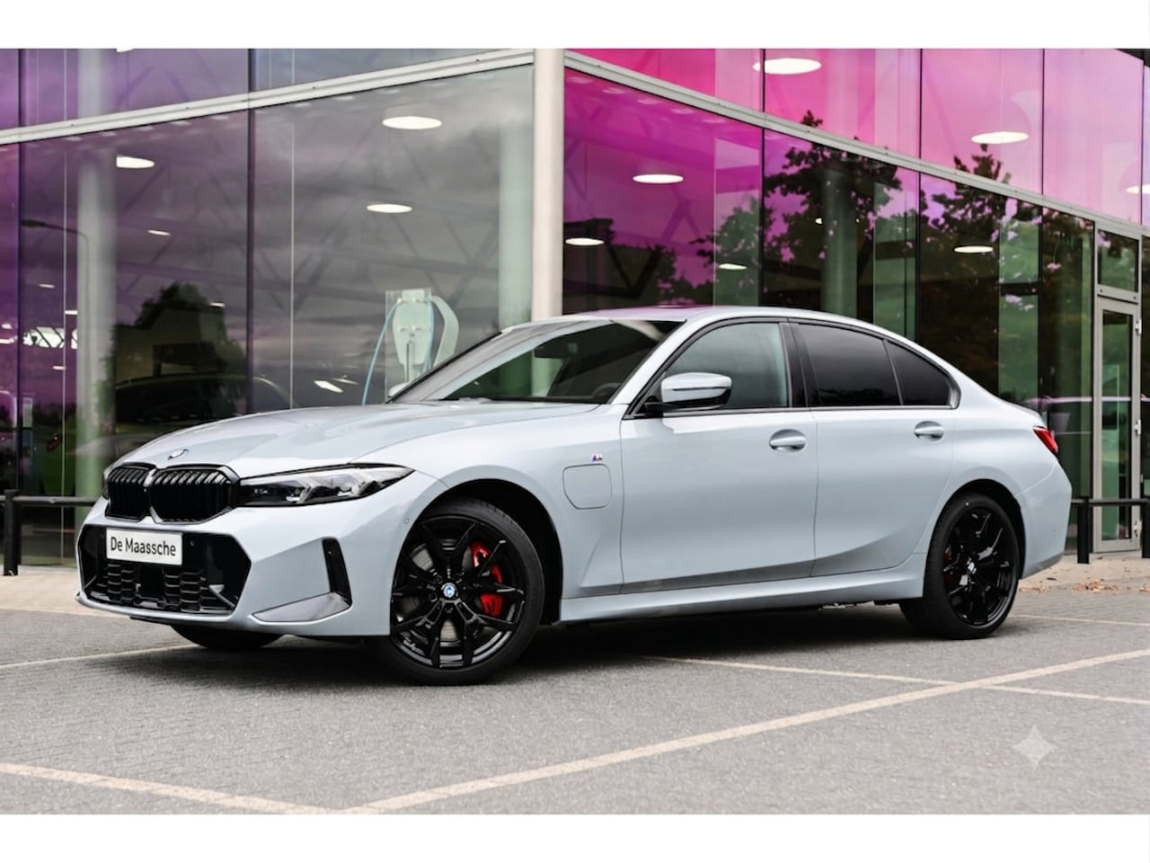 BMW 3-serie - 330e M Sport Automaat / Schuif-kanteldak / Sportstoelen / Adaptieve LED / Comfort Access / - AutoWereld.nl